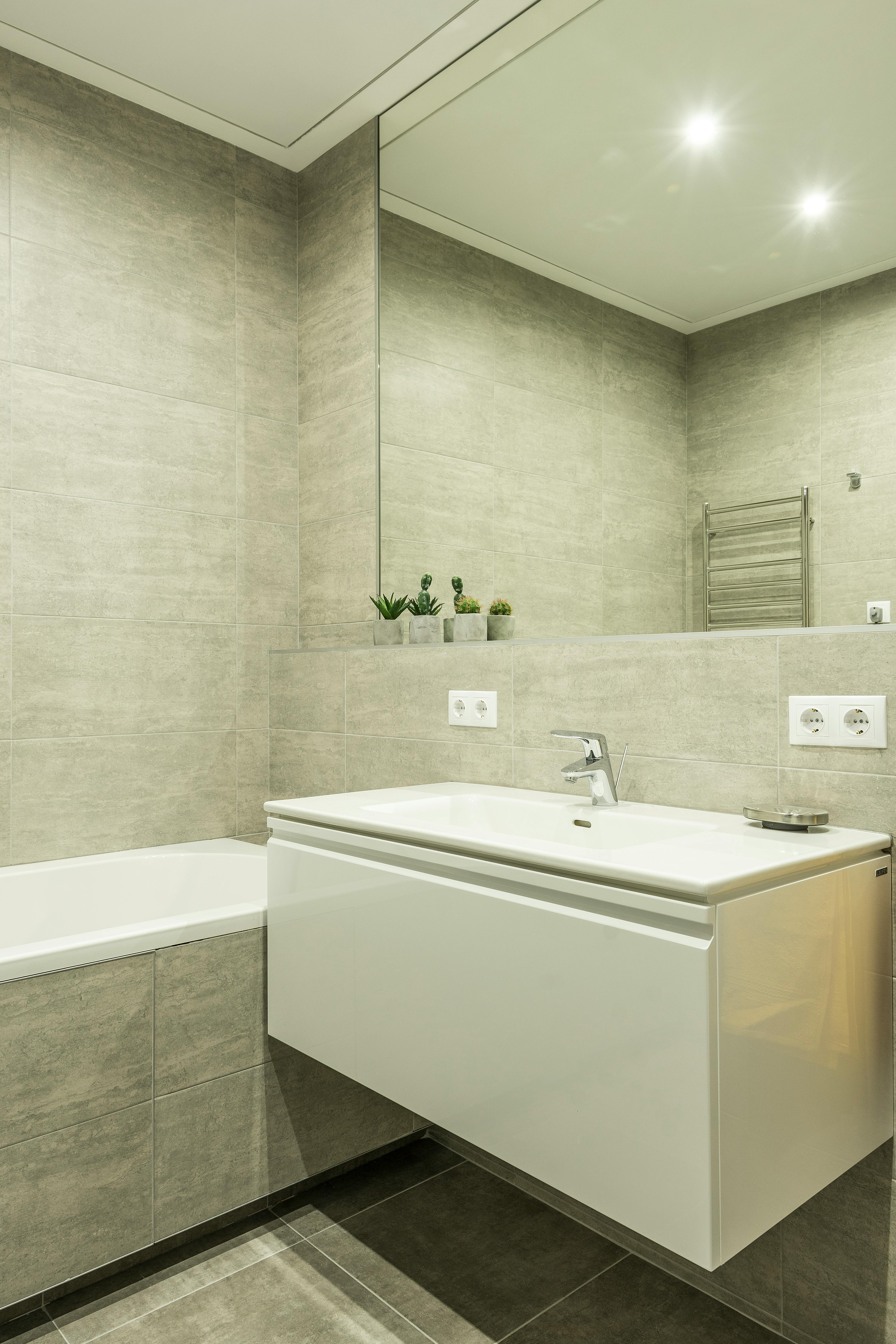 Светлый премиальный санузел с плиткой под камень