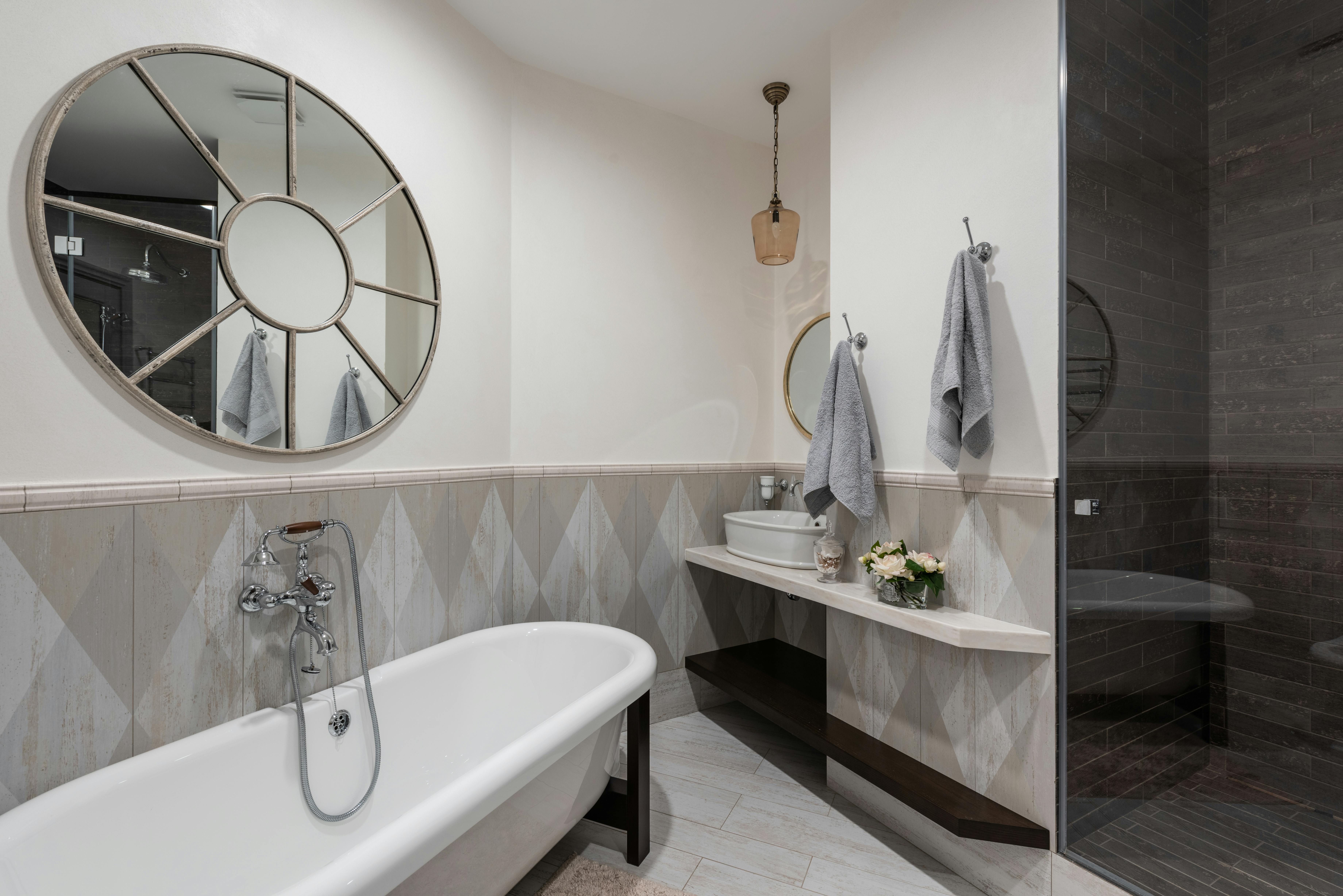 Светлый интерьер санузла с фактурной плиткой