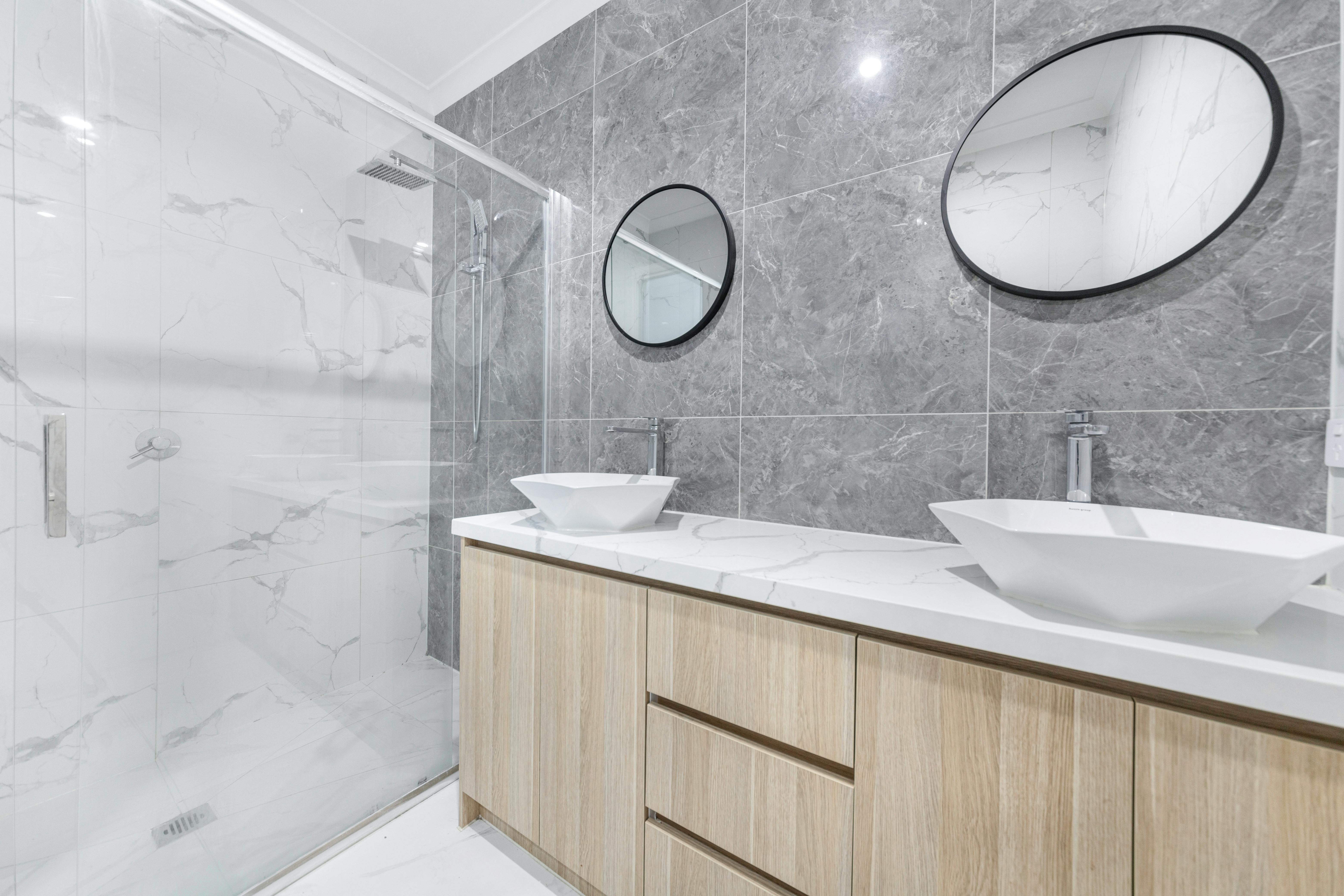 Премиальный санузел с мраморной плиткой и деревянной мебелью